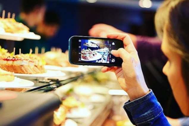 'На выходные случилось страшное': россиян с их скандалом в ресторане Испании подняли на смех