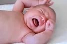 младенец плачет