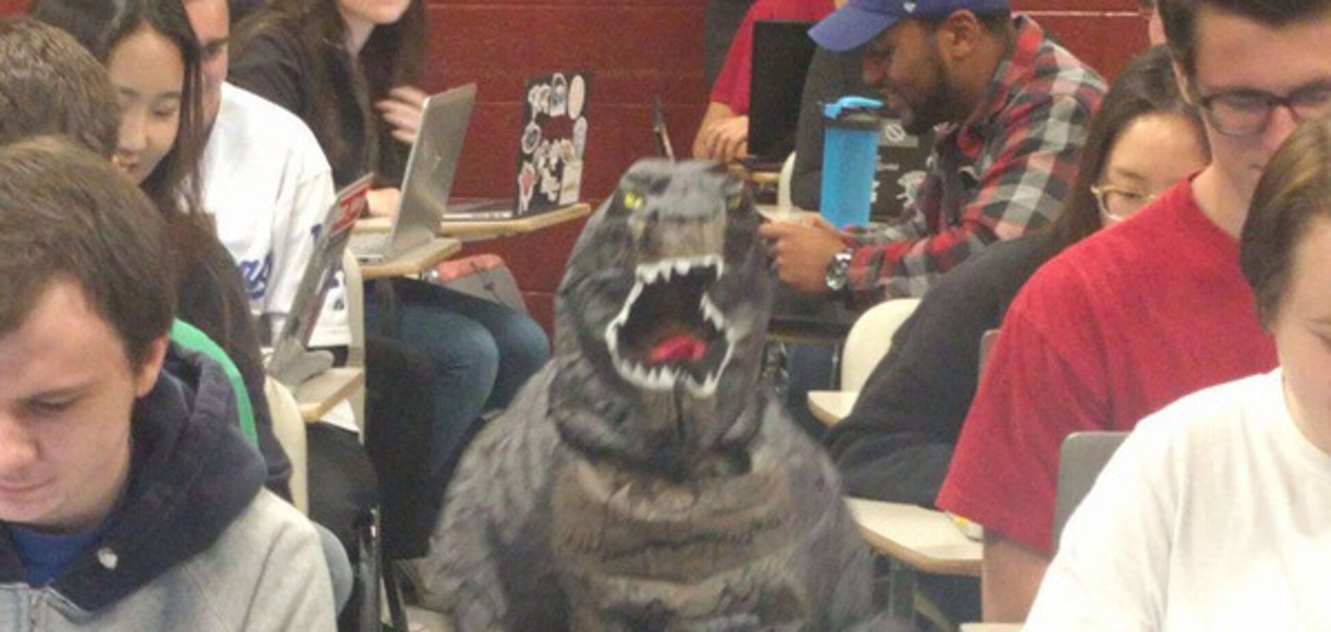 Необычный урок: в США преподаватель привела на занятия сына в костюме Годзиллы