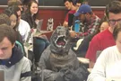 Необычный урок: в США преподаватель привела на занятия сына в костюме Годзиллы
