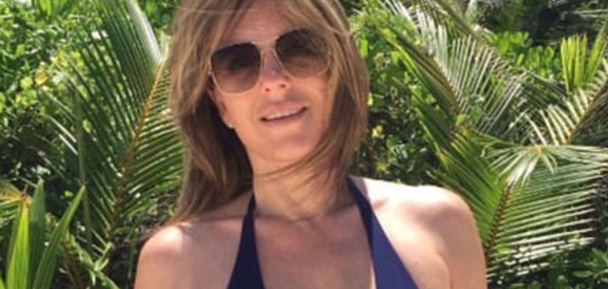 Всем на зависть: 51-летняя Элизабет Херли сразила фигурой в купальнике