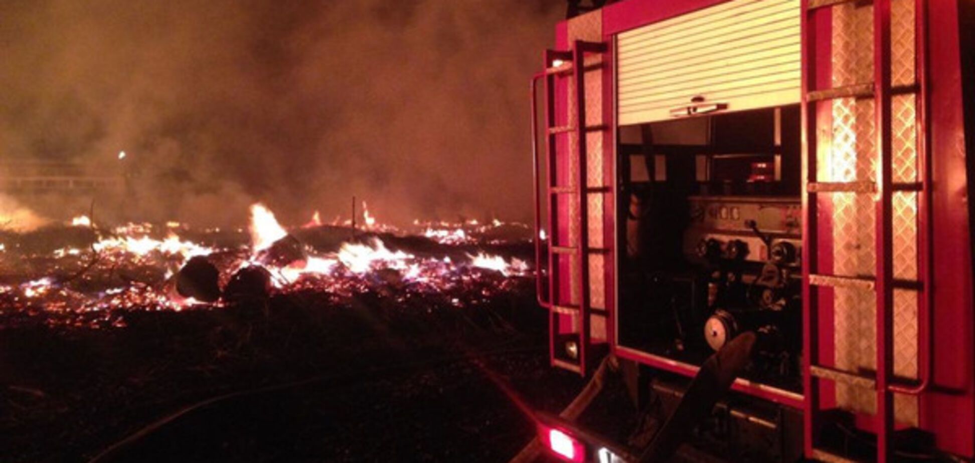 Утилизация по-запорожски: в областном центре случился масштабный пожар на свалке (ВИДЕО, ФОТО)
