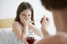 ребенок пьет лекарство