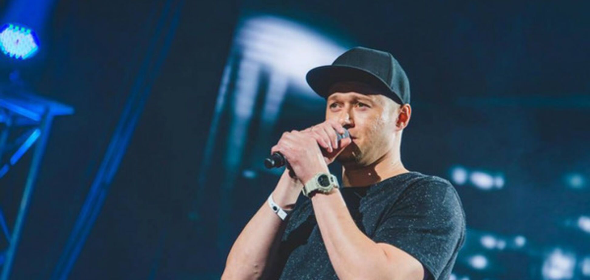 Кудри и бабочка: солист 'Бумбокса' повеселил поклонников архивным фото с выпускного