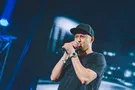 Кудри и бабочка: солист "Бумбокса" повеселил поклонников архивным фото с выпускного