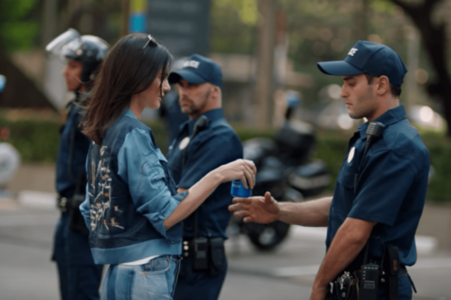 'Мы промахнулись': Pepsi отказалась от скандального рекламного ролика