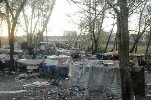 'Давно нужно было разогнать': в Киеве сожгли цыганский табор