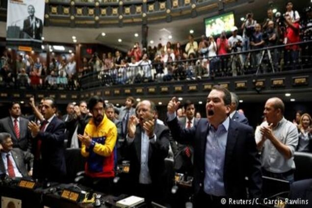 Парламент Венесуели звільнив суддів, які позбавляли його повноважень