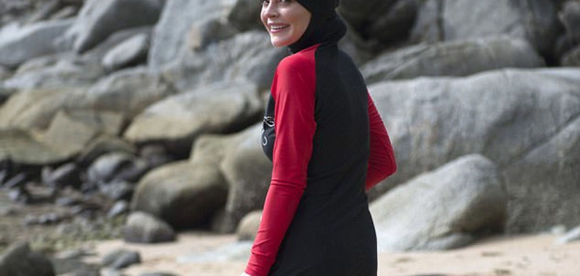 Больше не 'дрянная девчонка': Линдси Лохан появилась на тайском пляже в буркини