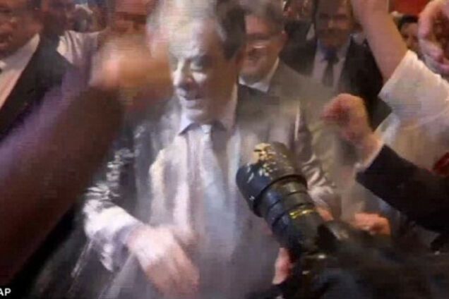 Фийона обсыпали мукой