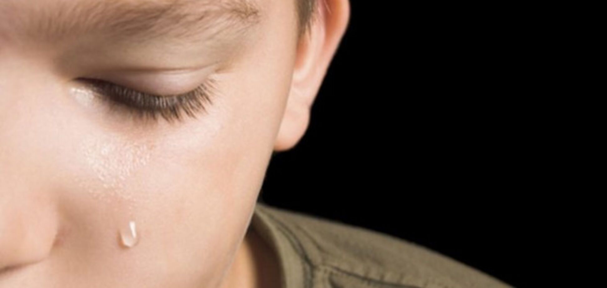 Хлопчик плаче