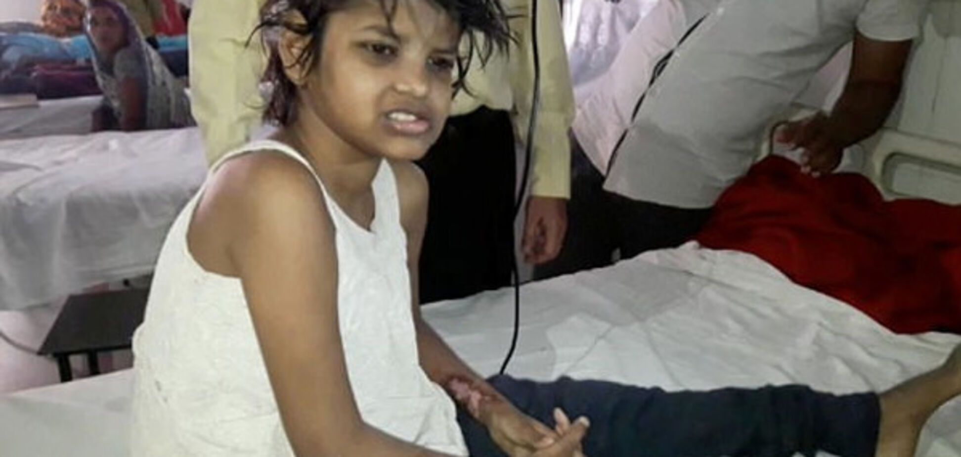 В Индии обнаружили 'девочку Маугли', которая ходит на четвереньках и не умеет говорить