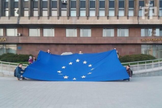 Запорожцы отпраздновали введение 'безвиза' с ЕС акцией у стен облсовета (ФОТО)