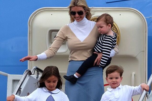 В короткой юбке и с детьми: Иванка Трамп блеснула в аэропорту Палм-Бич