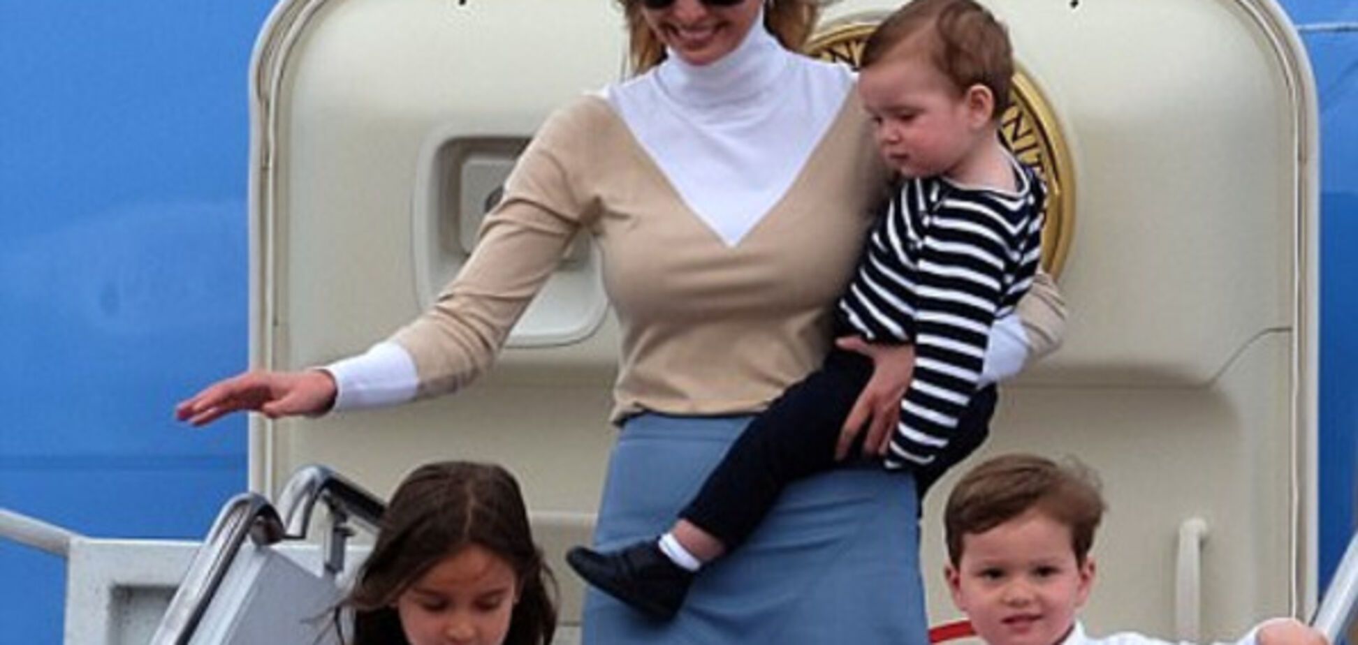 В короткой юбке и с детьми: Иванка Трамп блеснула в аэропорту Палм-Бич 