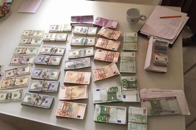 Под Киевом прошли обыски у высокопоставленных налоговиков: Луценко показал фото