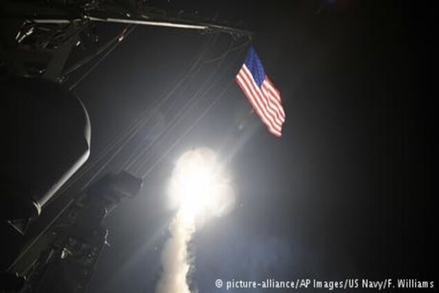 За наказом Трампа США завдали ракетного удару по авіабазі в Сирії