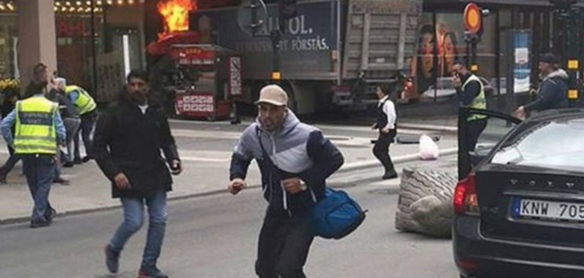 Грузовик въехал в толпу: появились первые видео с места ЧП в Стокгольме