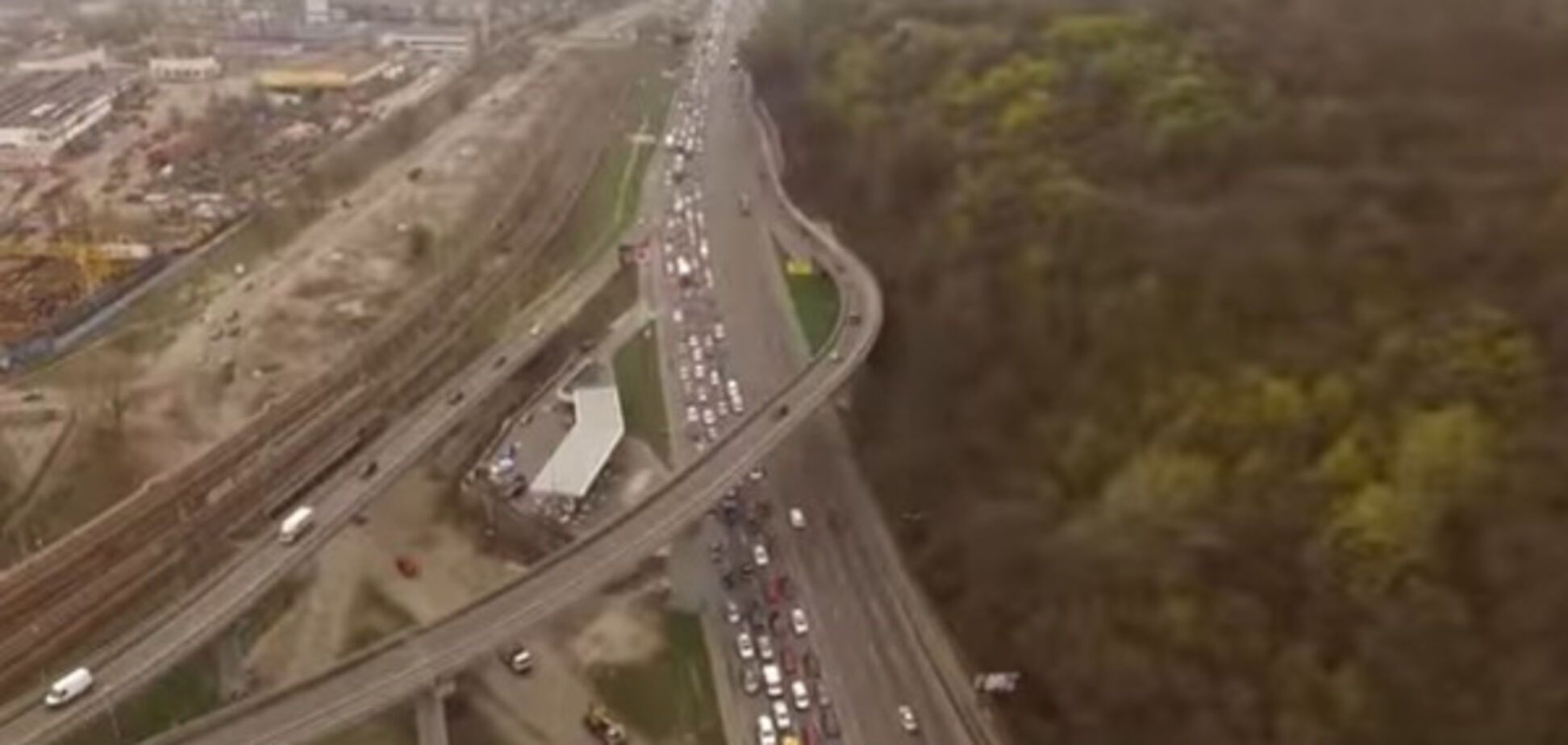 Как горе-водители заблокировали трассу в Киеве: видео коллапса с дрона