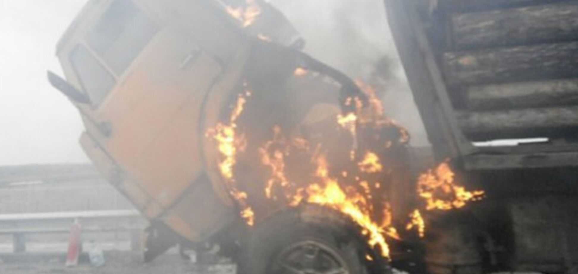 В Запорожской области посреди трассы загорелась фура (ВИДЕО)