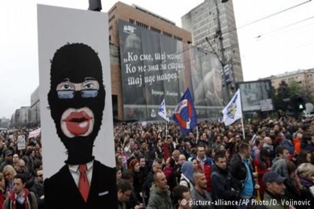 Тисячі людей протестують у Сербії проти Вучича