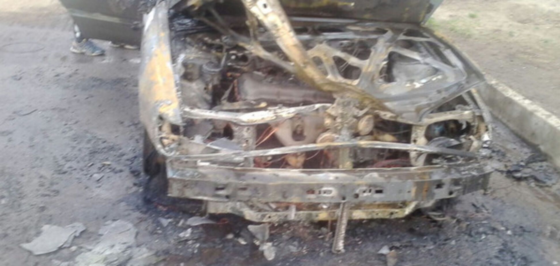 В одном из районов Запорожья дотла сгорел автомобиль (ФОТО)