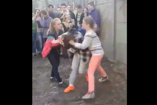 Зверское избиение школьницы в Чернигове: лидер банды 'смягчила' свою судьбу