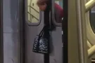 Женщина застряла в метро