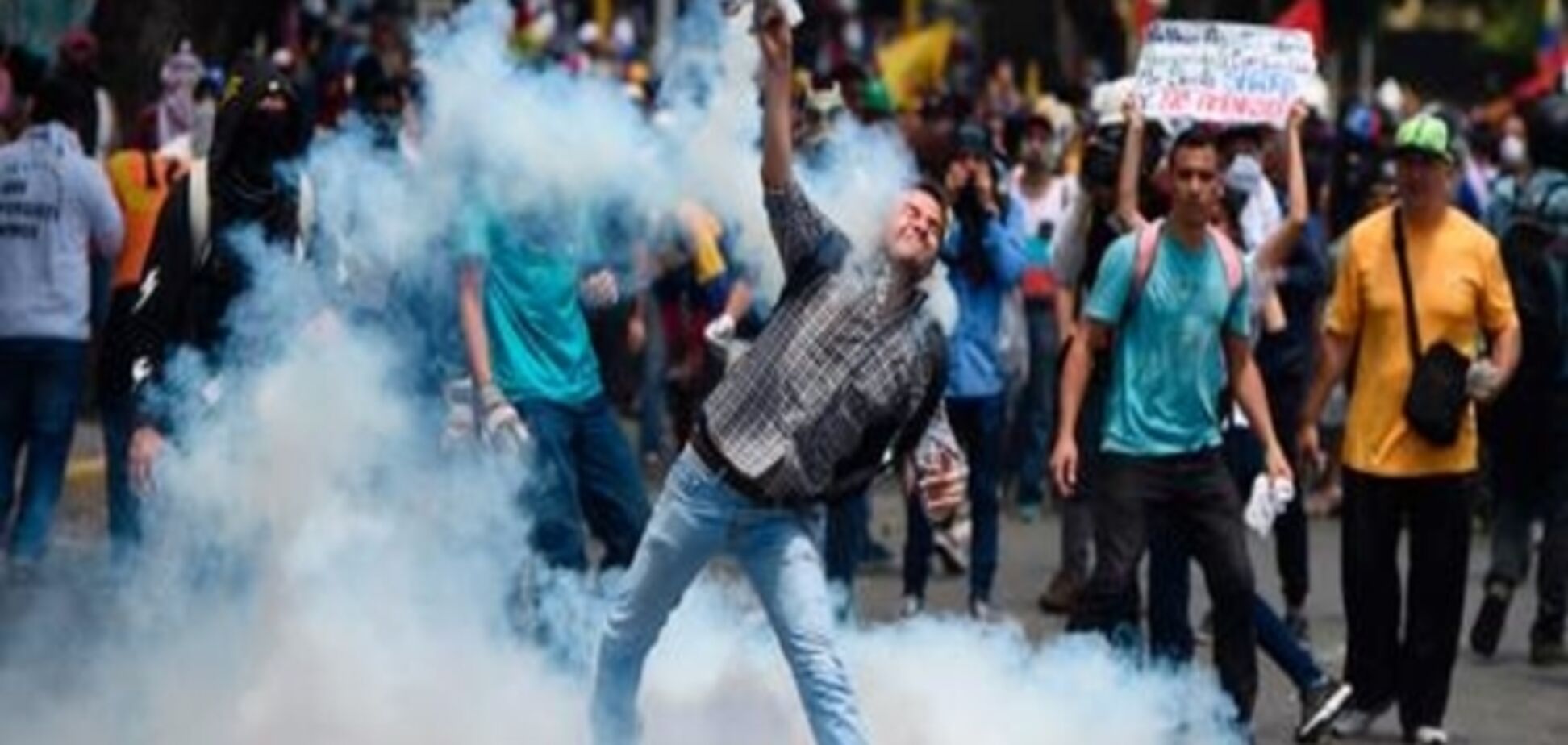 Багатотисячні протести у Венесуелі переросли в сутички з поліцією