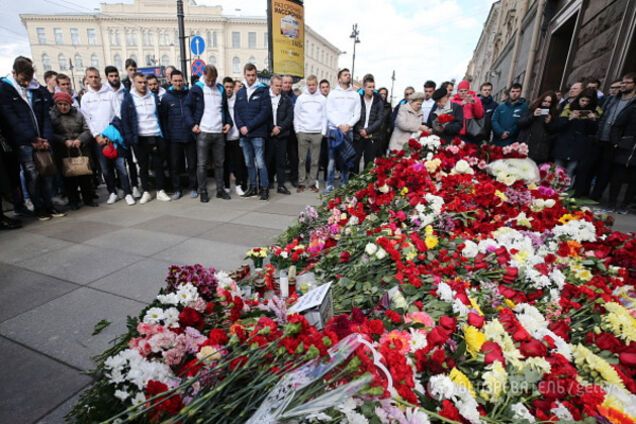 Санкт-Петербург, метро, цветы погибшим