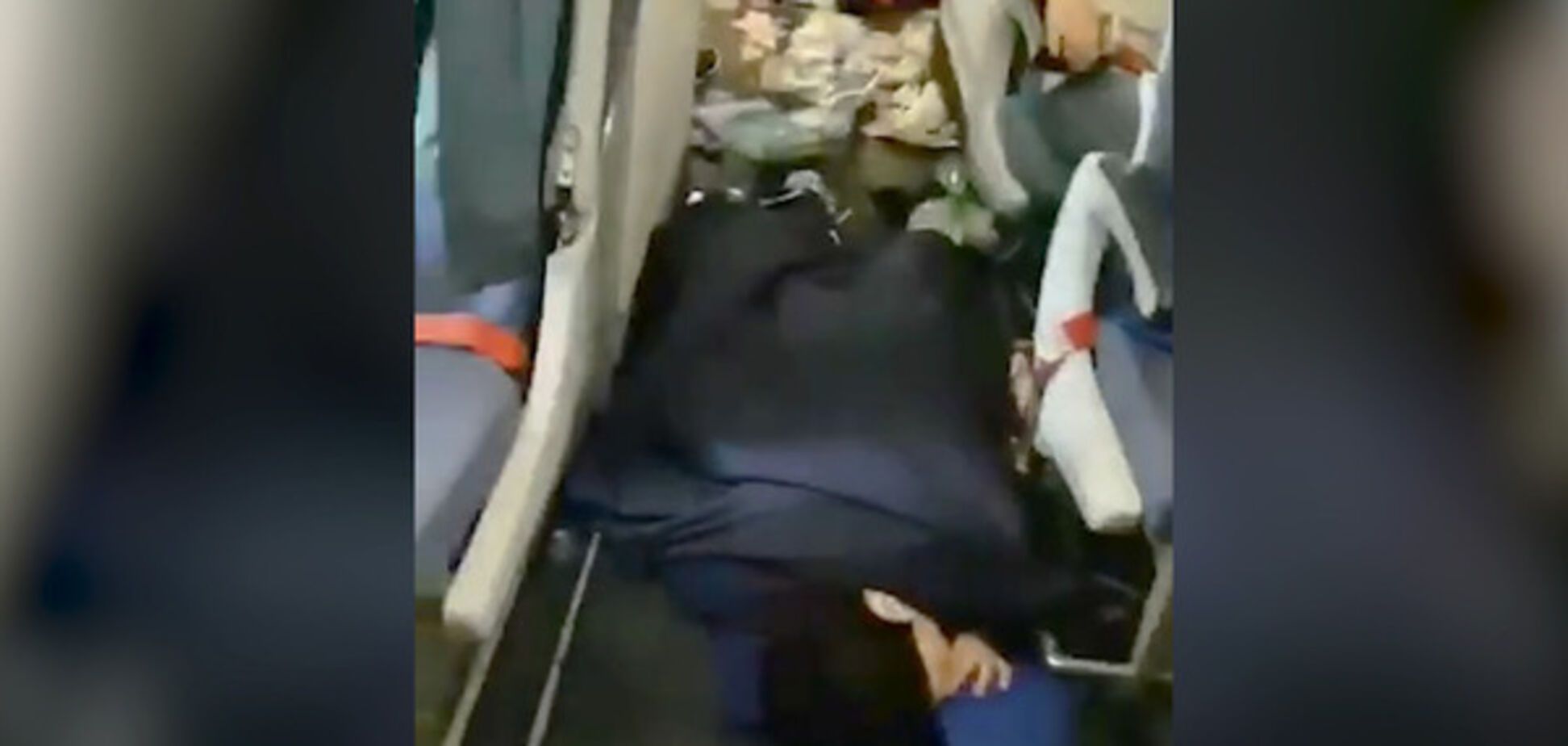 Пассажиров выбрасывало из кресел: российский самолет попал в гигантскую воздушную яму