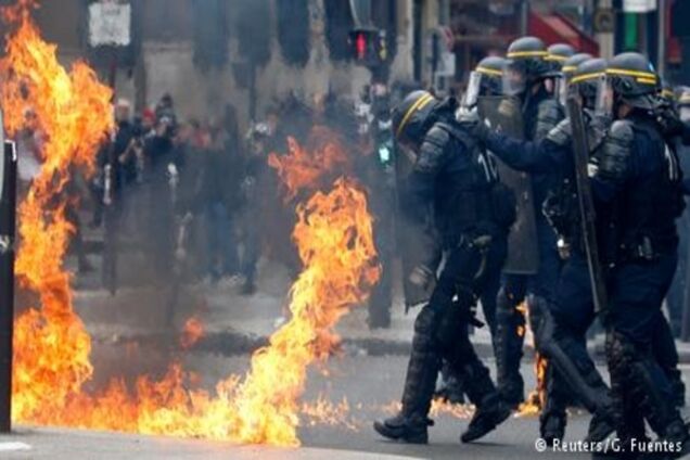 Троє поліцейських отримали поранення під час безладів у Парижі