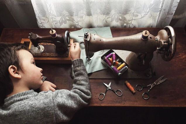 Мальчик и швейная машинка