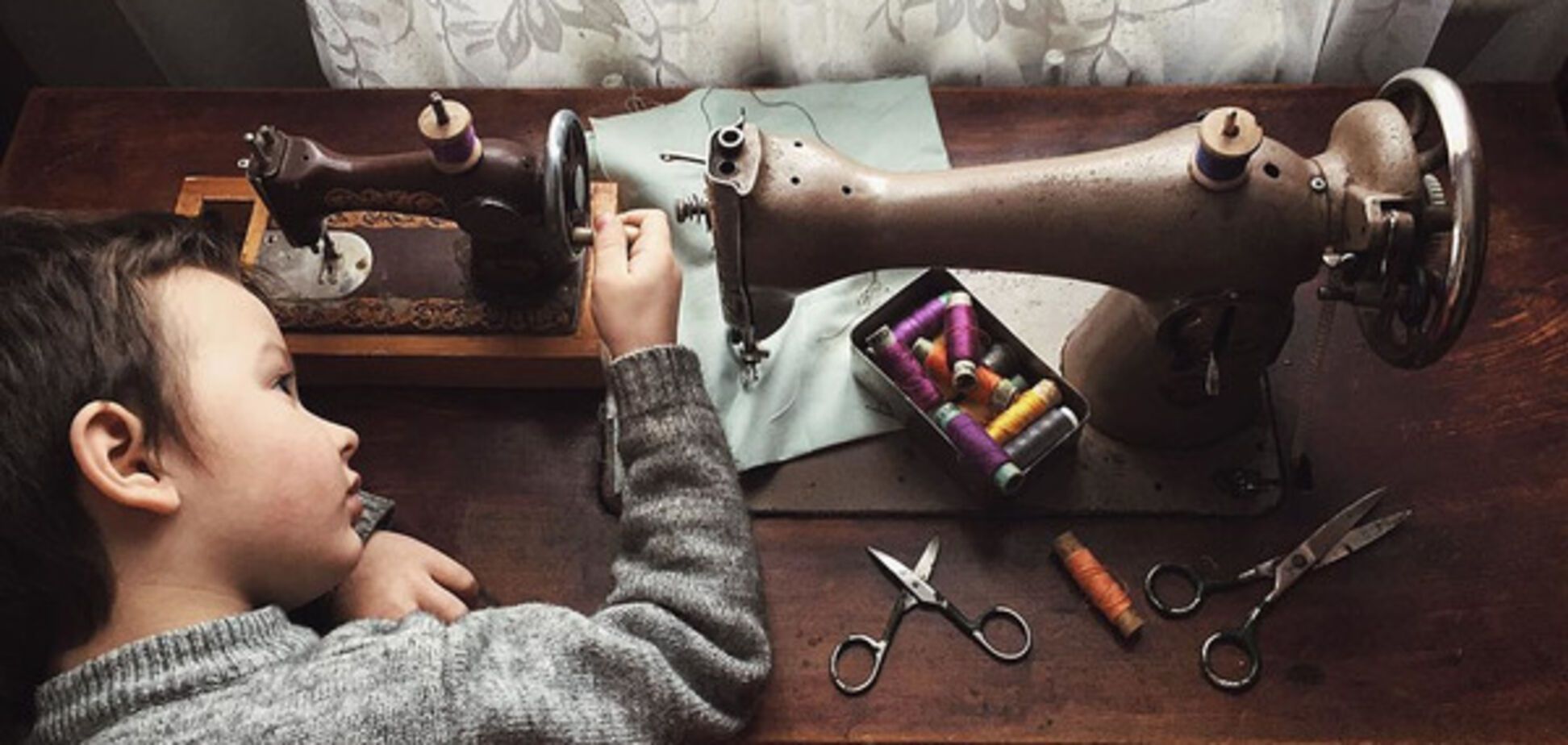 Мальчик и швейная машинка