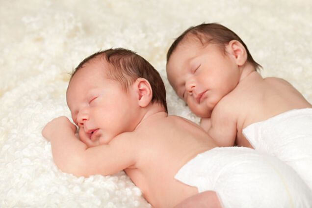 Разговор на 'своем' языке: видео с новорожденными близнецами умилило сеть
