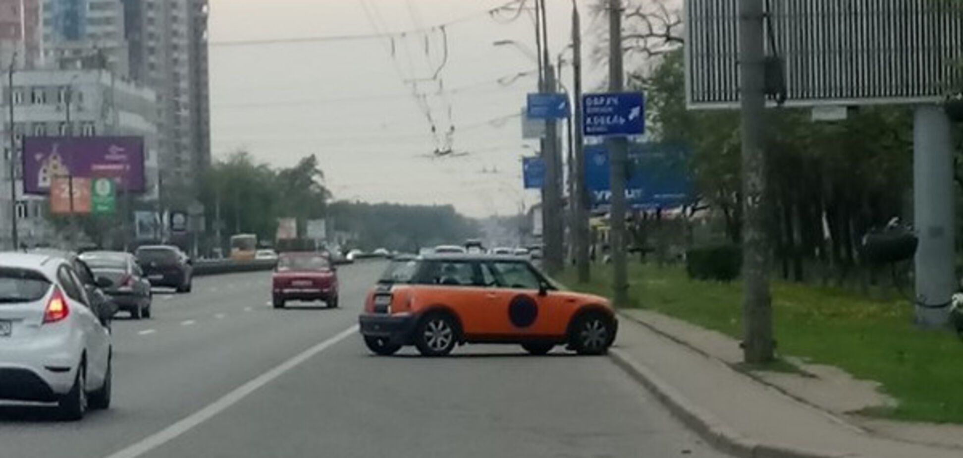 'Как ночью никто не врезался?' В Киеве засекли мегамастера парковки