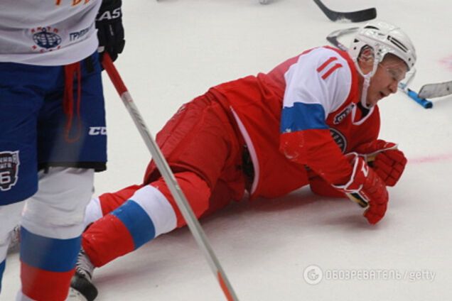 Путин играет в хоккей
