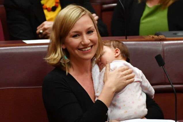 В парламенте Австралии сенатор покормила грудью младенца во время заседания: опубликованы фото