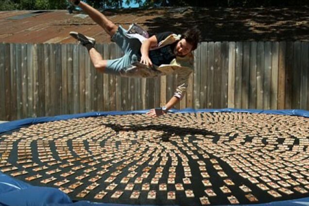 Прыжок на тысячу мышеловок: видео сумасшедшего эксперимента 'сорвало' миллионы просмотров