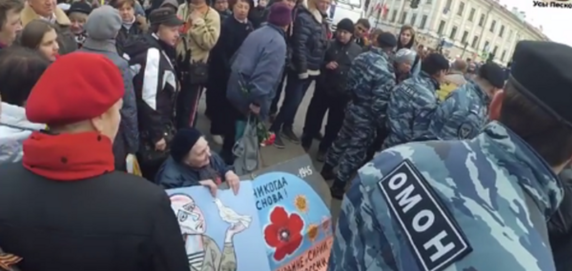 'Давайте її вб'ємо!' У Росії ополчилися на бабусю з плакатами проти воєн Путіна