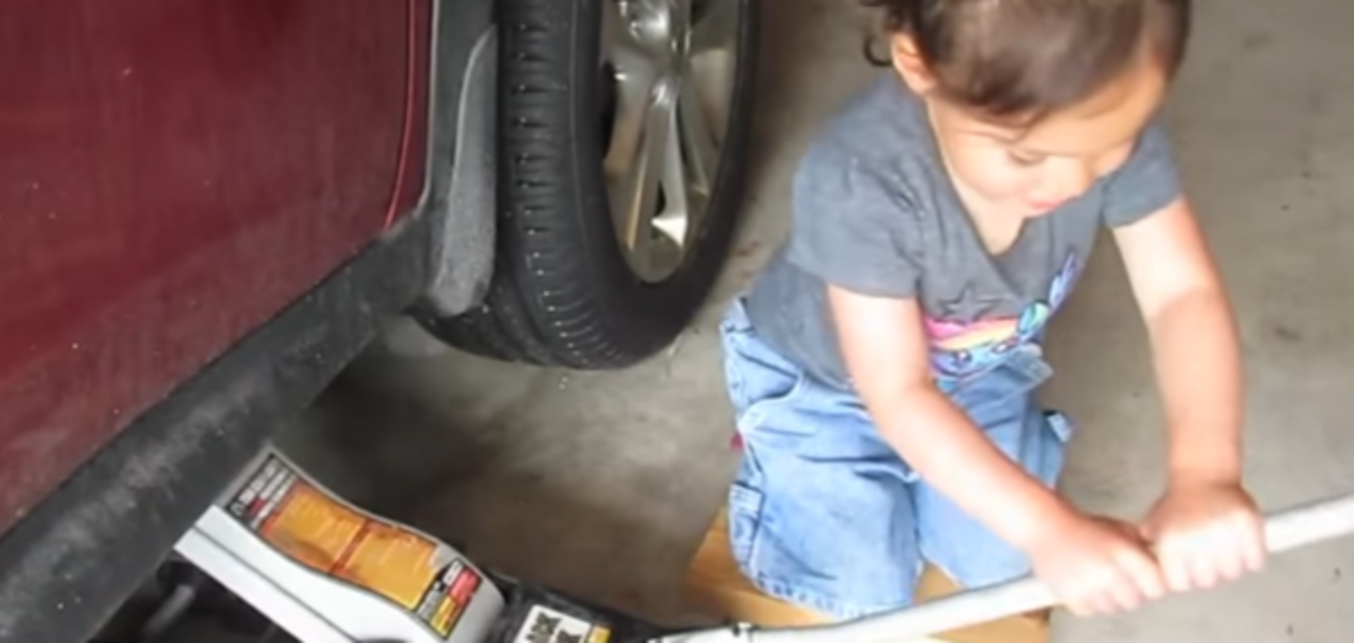 'Эта трехлетка знает о машинах больше, чем я': девочка поразила сеть своими навыками