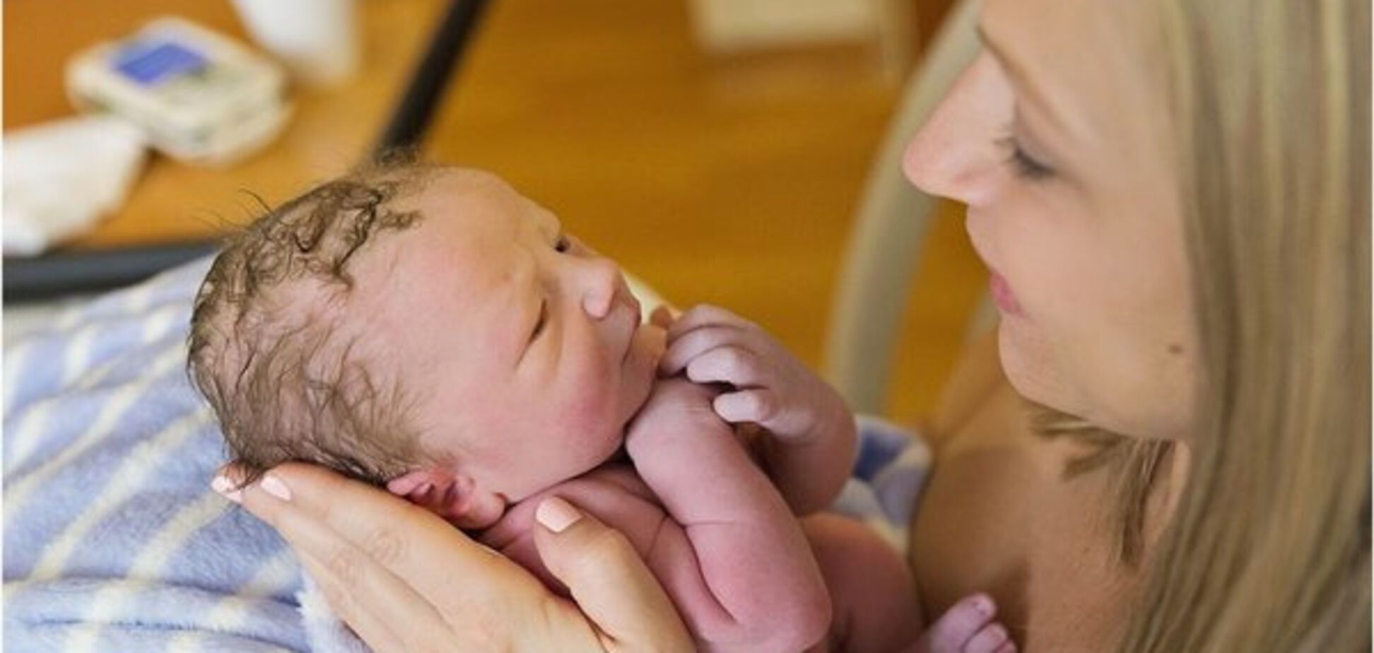 Первая встреча: трогательный фотопроект мам с новорожденными детьми