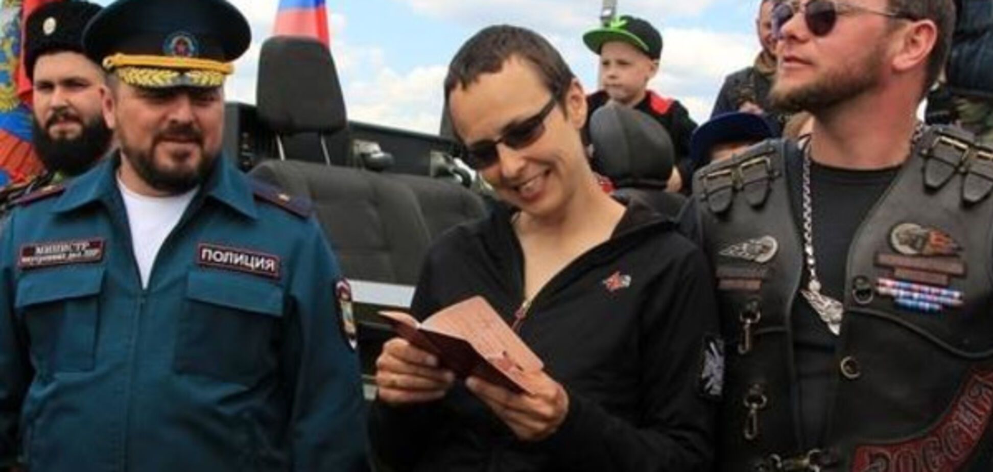 Юлия Чичерина получает паспорт ЛНР