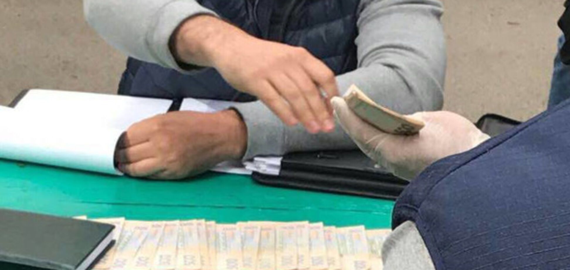 Двух чиновников поймали на взятках