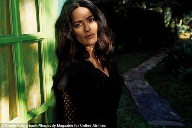 50-летняя Сальма Хайек показала загорелые ножки в шикарной фотосессии