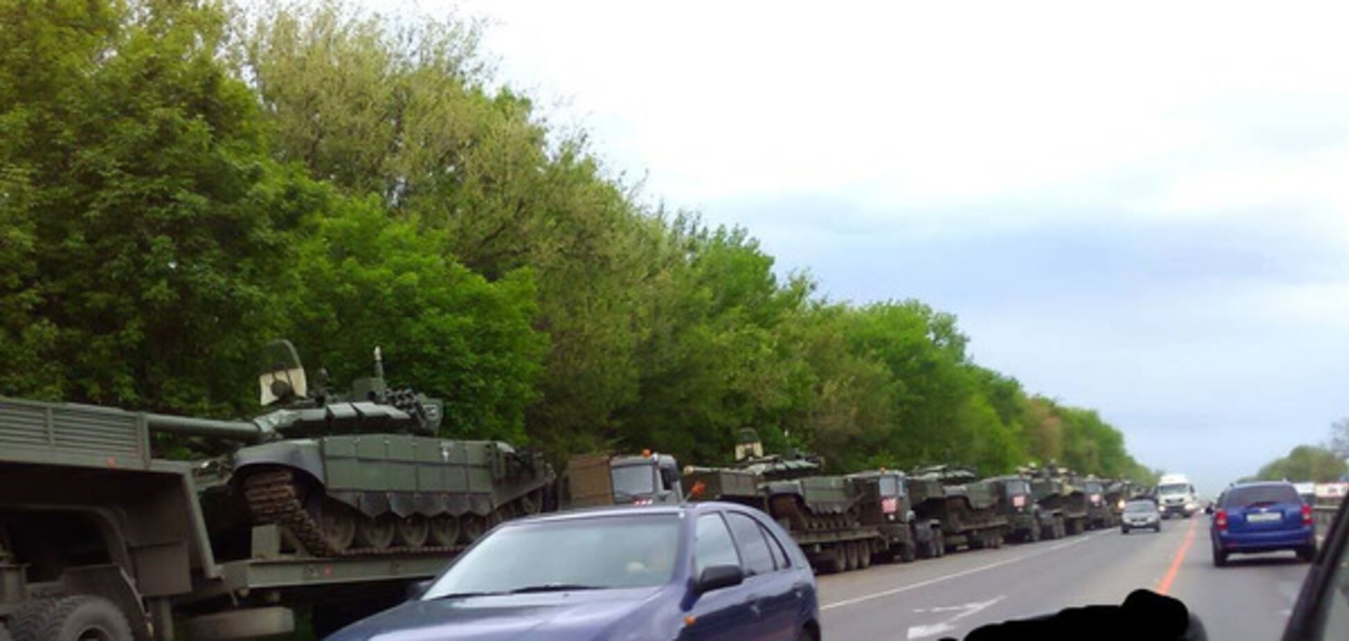 Россия вплотную подогнала танки к границе с Украиной: опубликовано фото
