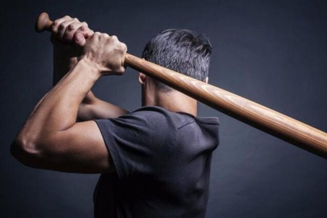 Избили битами