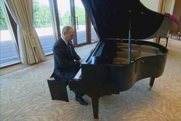 Владимир Путин и рояль
