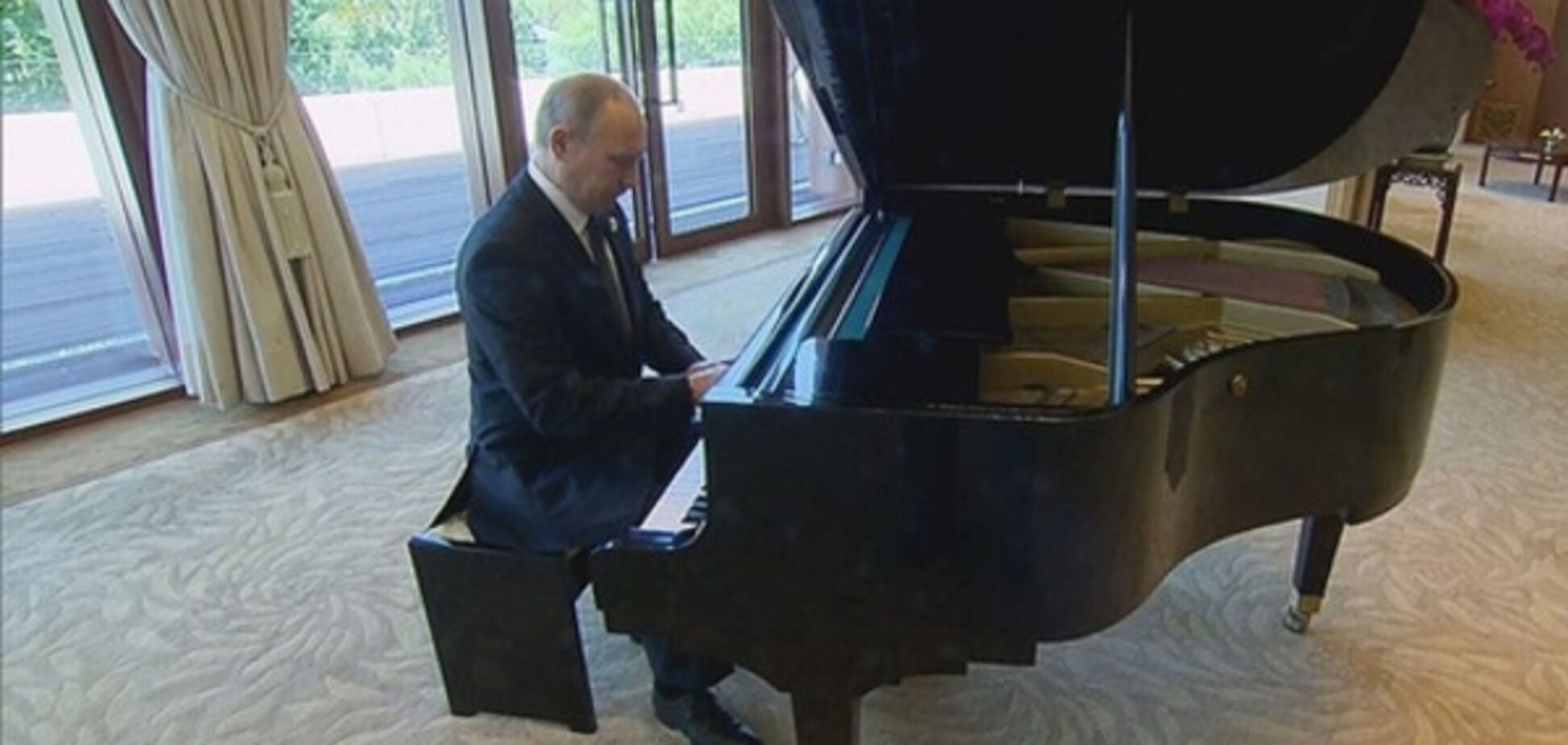Владимир Путин и рояль