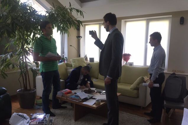 Обыски у Демальянса